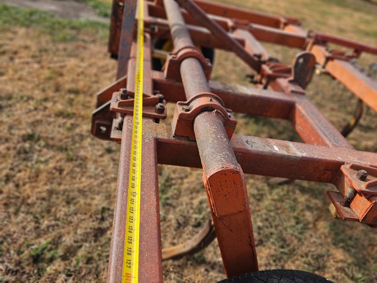 sunflower-12-shank-chisel-plow-image-20