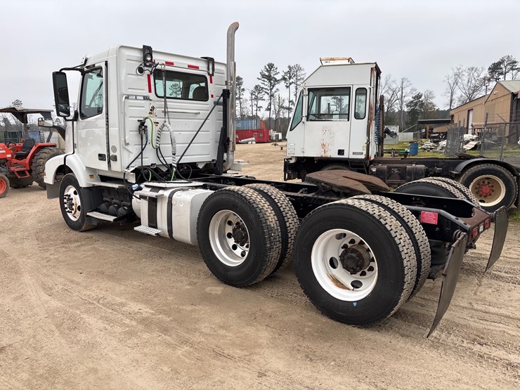 #213-•-2015-volvo-vnm-truck-tractor-image-4