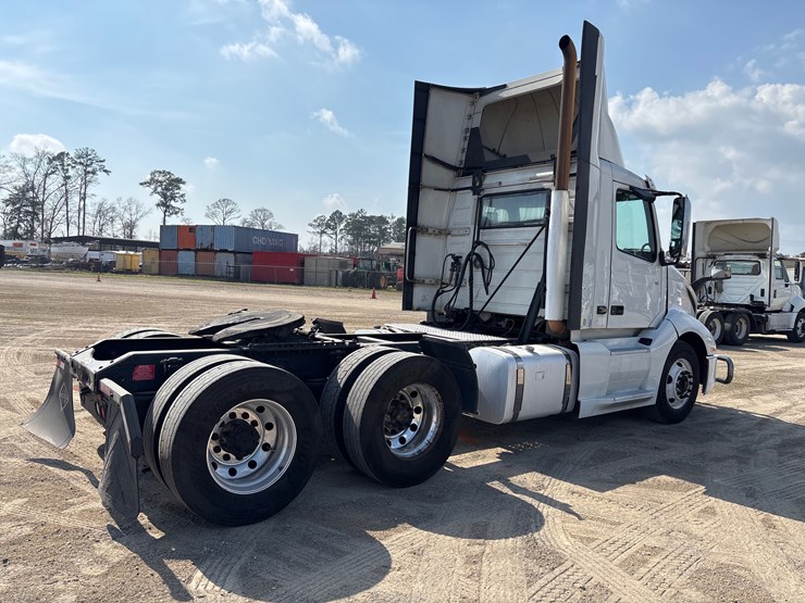 #212-•-2020-volvo-truck-tractor-image-3
