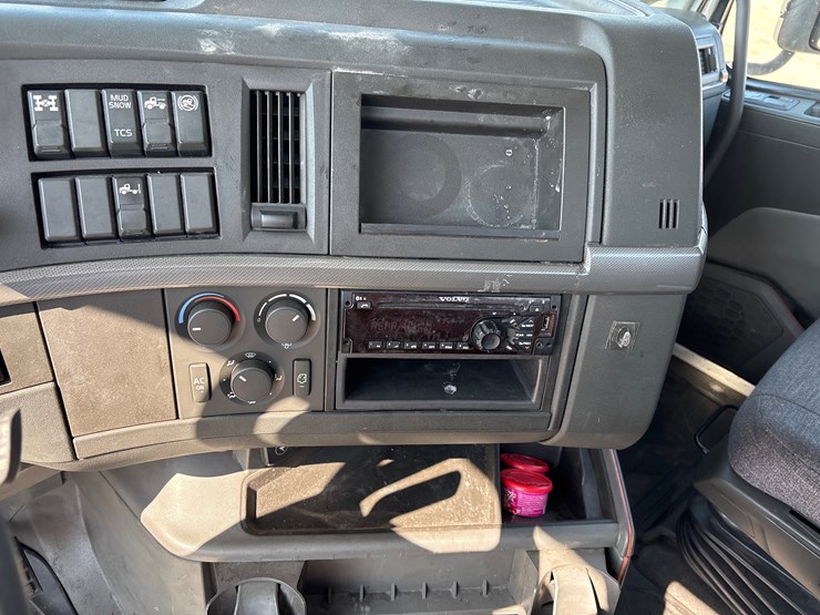 #212-•-2020-volvo-truck-tractor-image-11