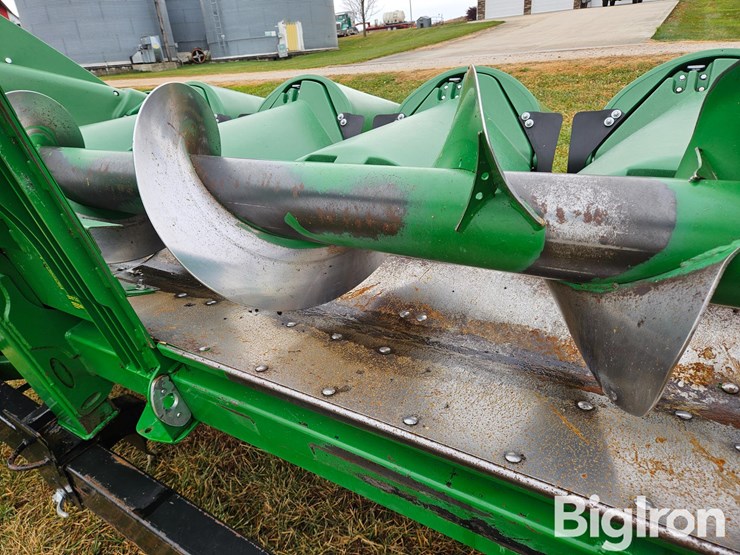 2017-john-deere-608c-image-11