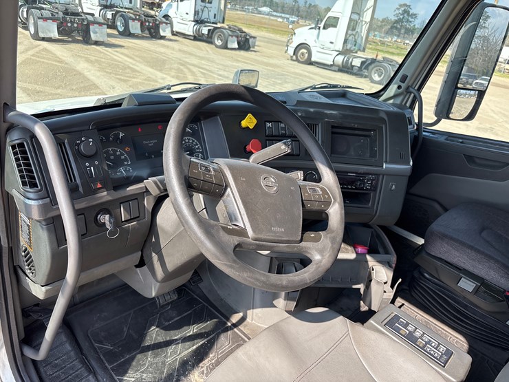 #212-•-2020-volvo-truck-tractor-image-9