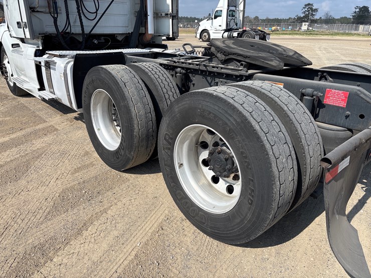 #212-•-2020-volvo-truck-tractor-image-6