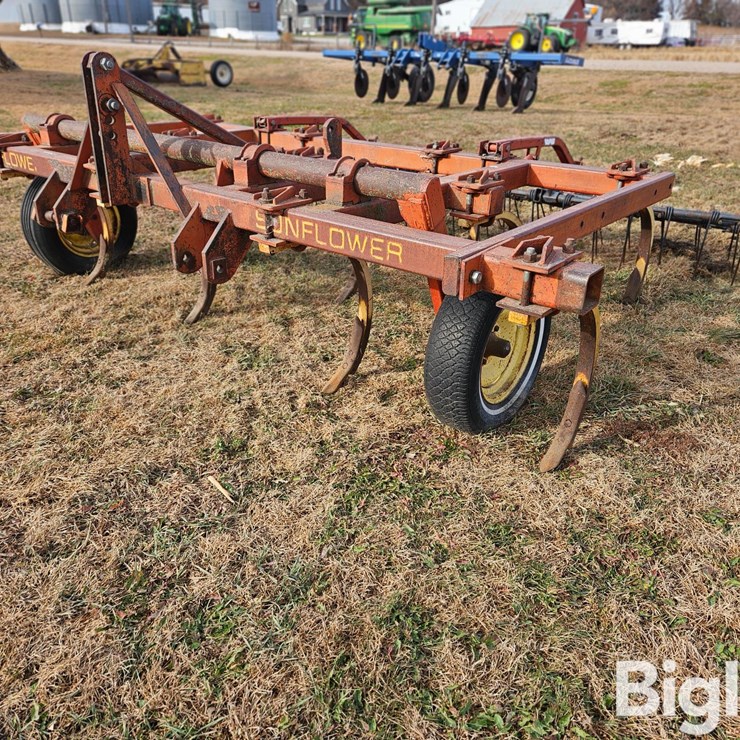 Sunflower 12-Shank Chisel Plow