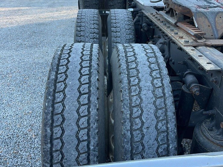 2015-freightliner-122sd-image-13