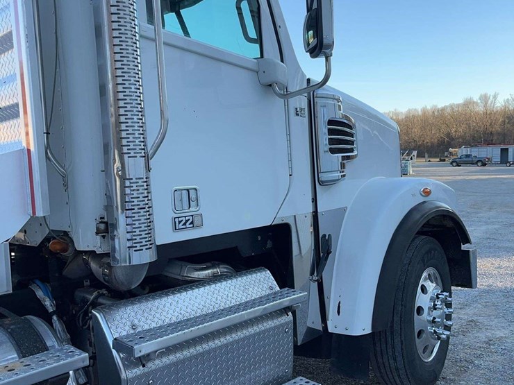 2015-freightliner-122sd-image-16