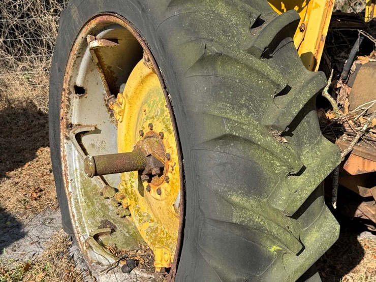 minneapolis-moline-u302-parts-tractor-image-15