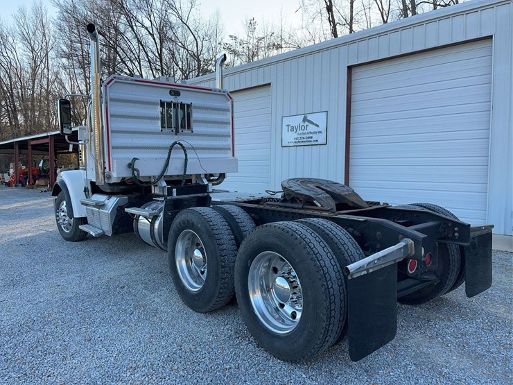 2015-freightliner-122sd-image-11