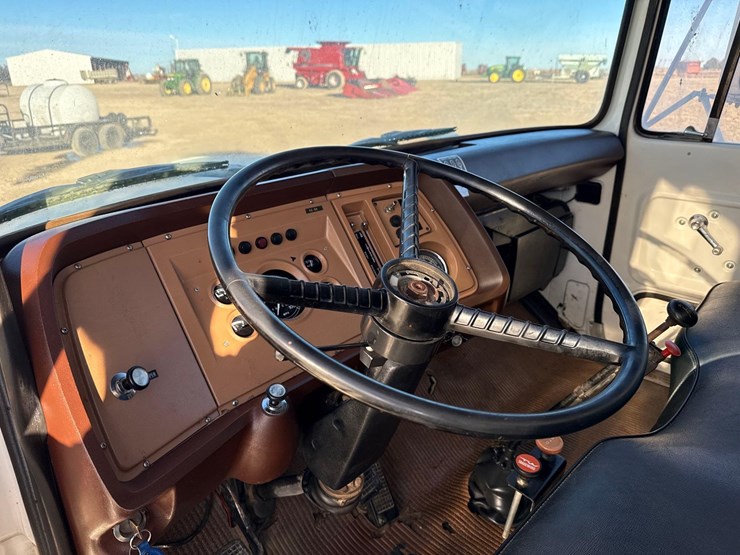 1974-ford-800-image-37