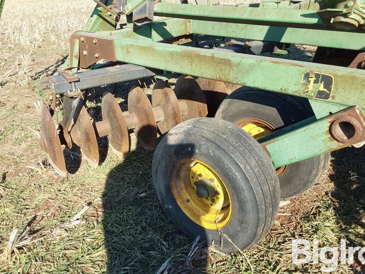 john-deere-330-image-18