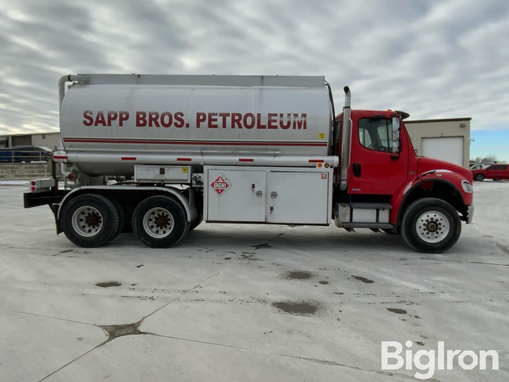 2007-freightliner-m2-106-image-4