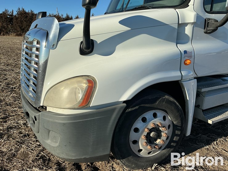 2009-freightliner-cascadia-125-image-13