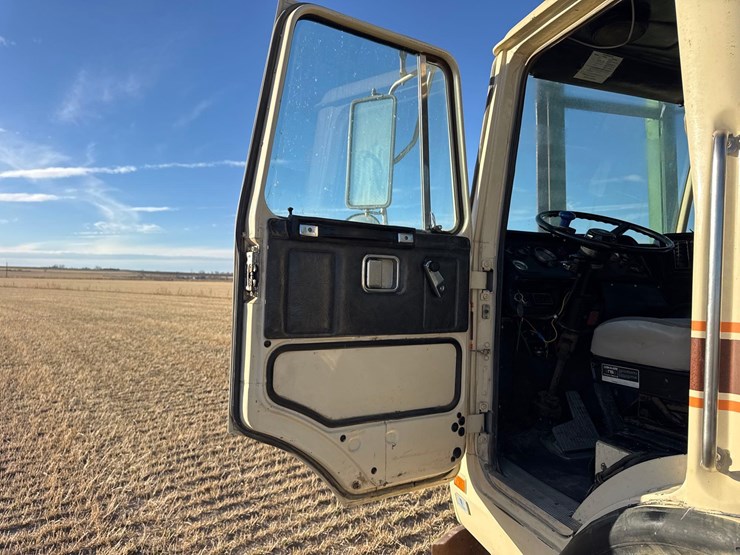 1992-white-gmc-haying-mantis-stacker-truck-image-9