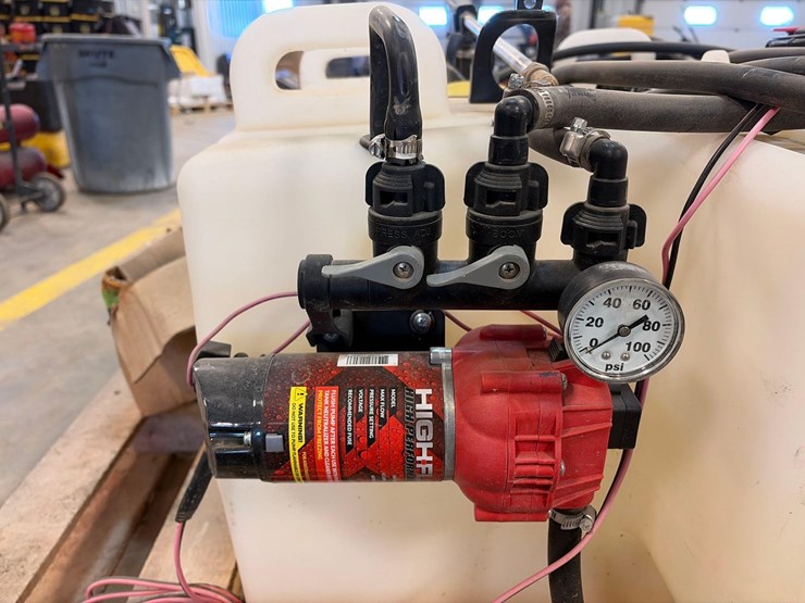 self-contained-tailgate-sprayer-system-image-5