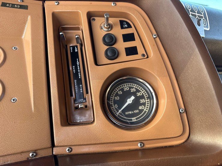 1974-ford-800-image-42