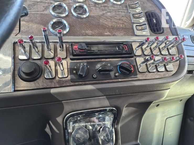 2013-peterbilt-388-image-24