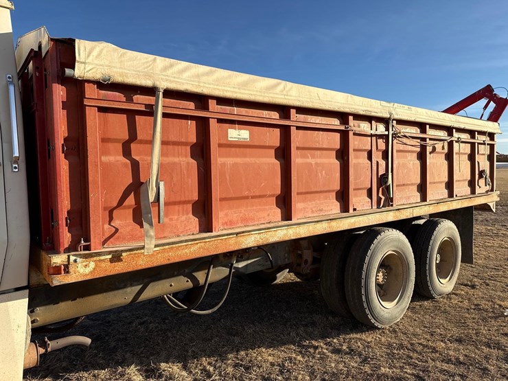 1974-ford-800-image-10