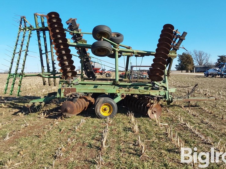 john-deere-330-image-4