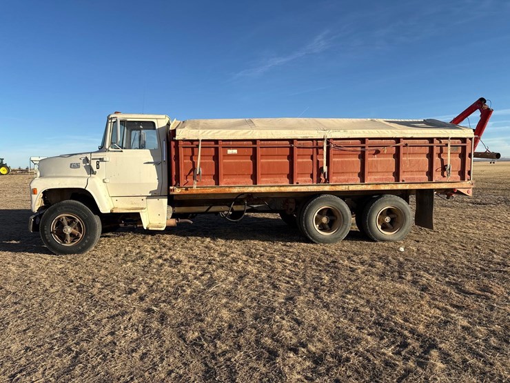 1974-ford-800-image-2