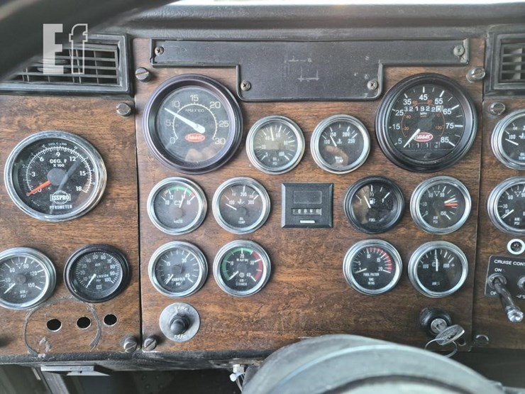 1995-peterbilt-379-image-24