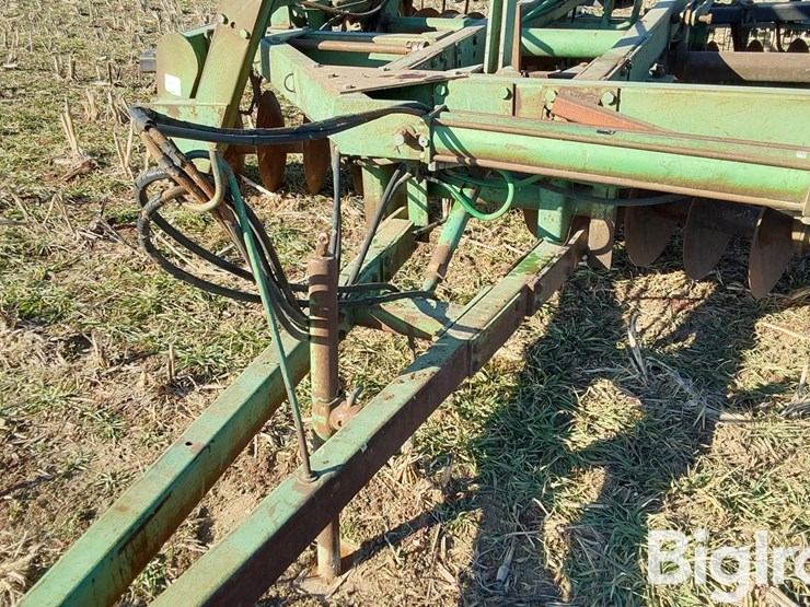 john-deere-330-image-10