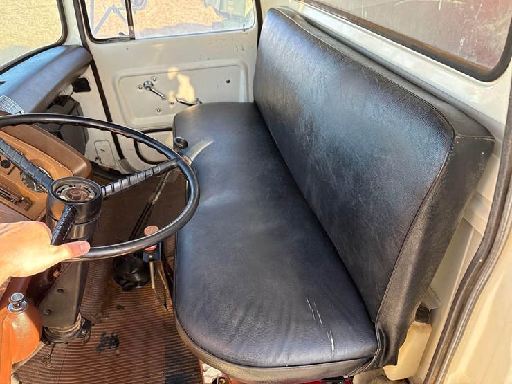 1974-ford-800-image-39