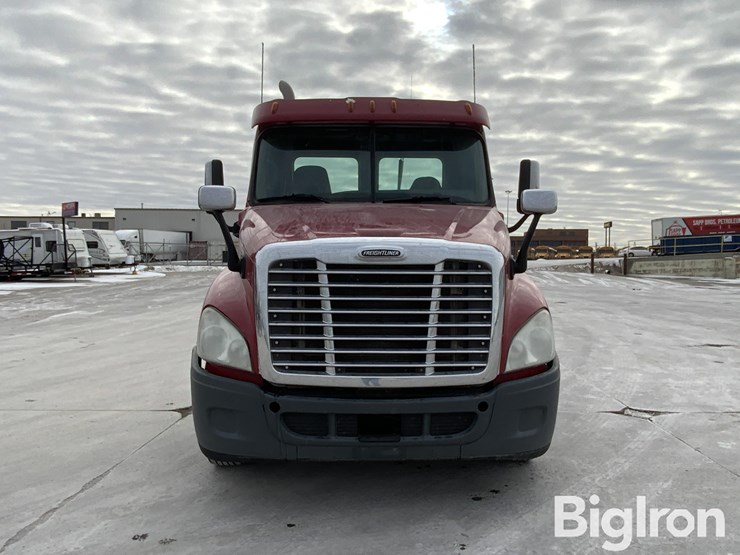 2013-freightliner-cascadia-125-image-2