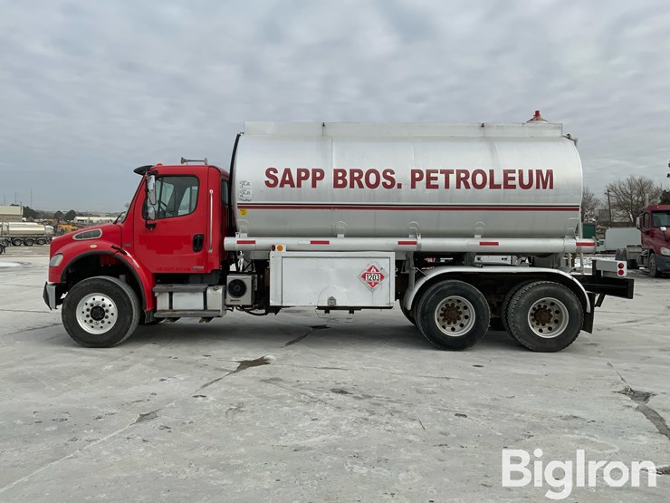 2007-freightliner-m2-106-image-8