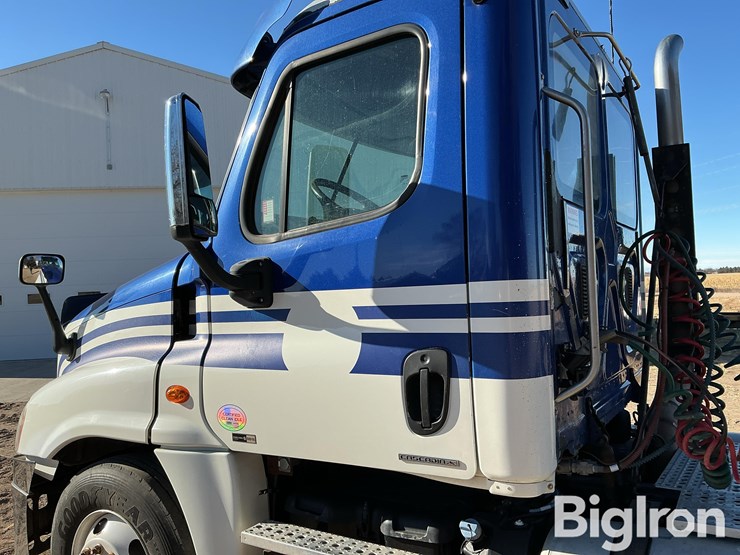 2012-freightliner-cascadia-125-image-17