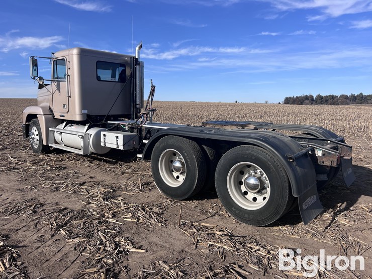 2000-freightliner-fld120-image-7