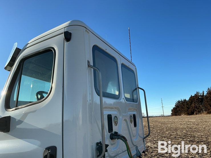 2009-freightliner-cascadia-125-image-20