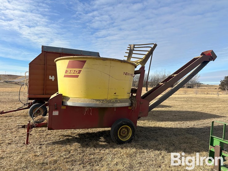 new-holland-390-image-1