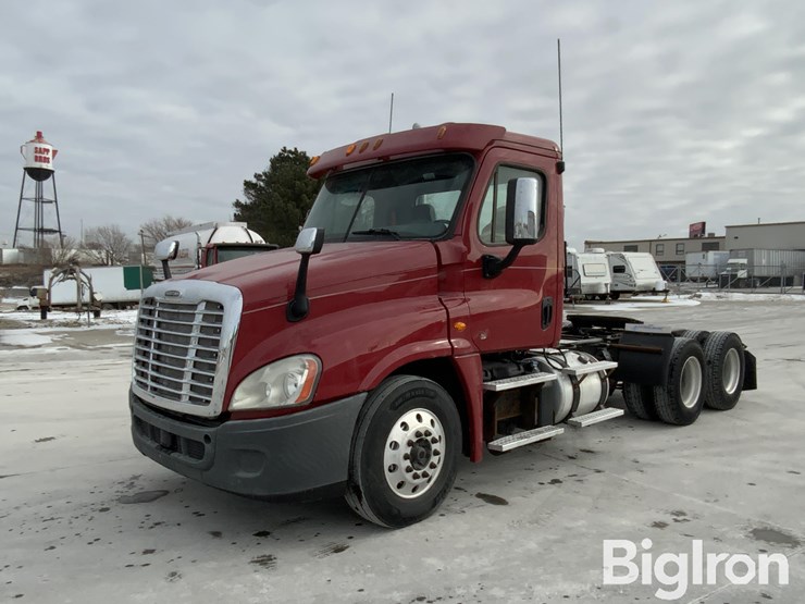 2015-freightliner-cascadia-125-image-1
