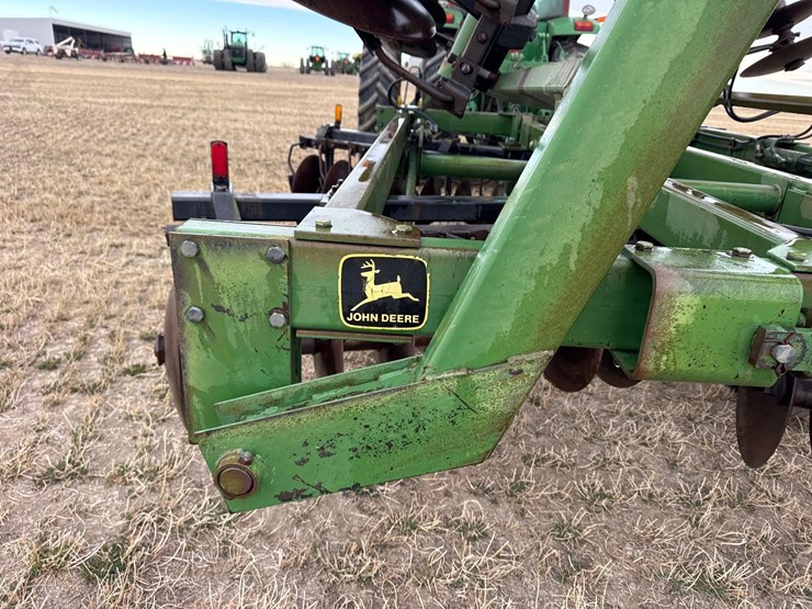 john-deere-235-image-37