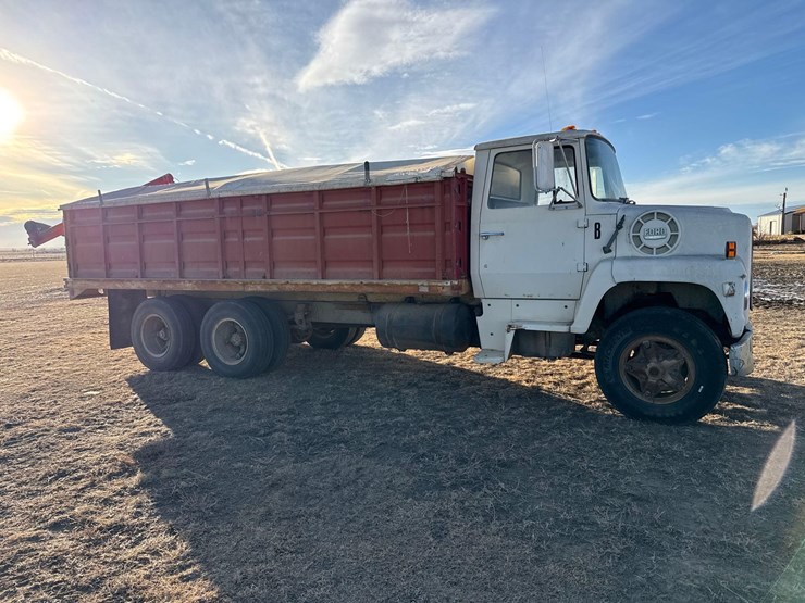 1974-ford-800-image-4