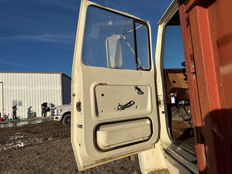 1974-ford-800-image-34