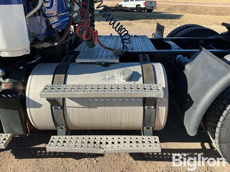 2012-freightliner-cascadia-125-image-19