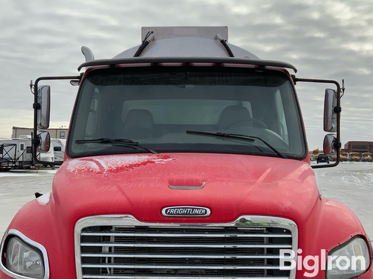 2007-freightliner-m2-106-image-10