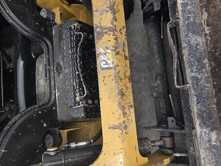 2015-caterpillar-232d-image-16