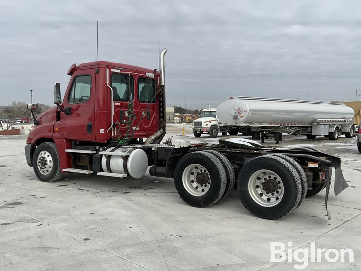 2015-freightliner-cascadia-125-image-7
