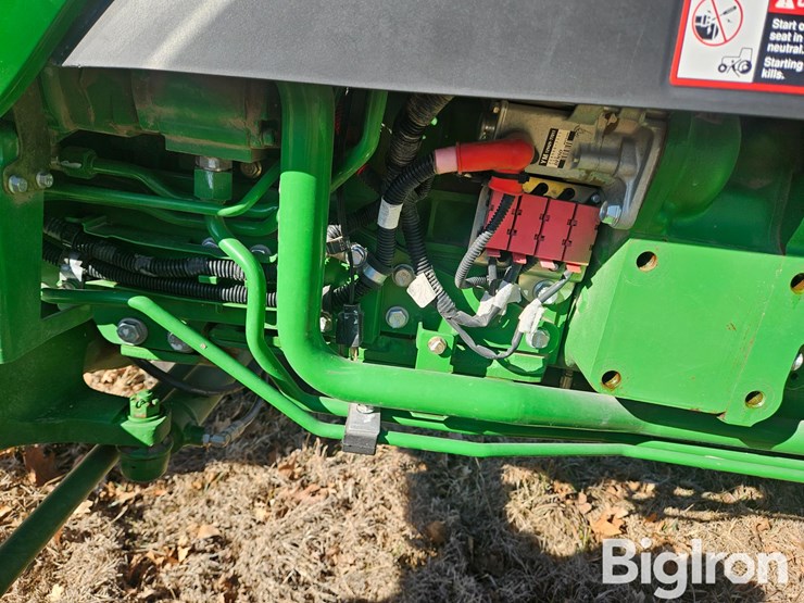 2015-john-deere-4044m-image-18