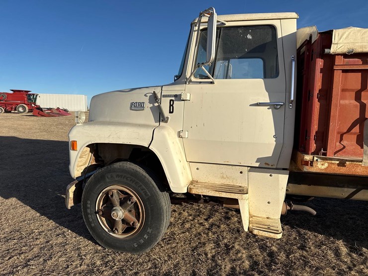 1974-ford-800-image-8