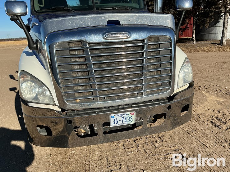 2012-freightliner-cascadia-125-image-11