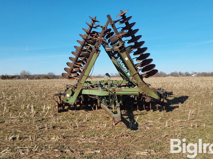 john-deere-330-image-2