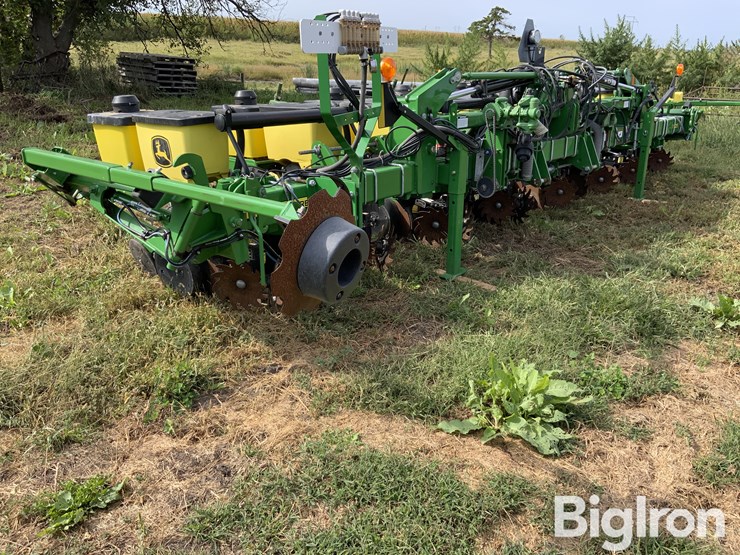 2015-john-deere-1725-image-3