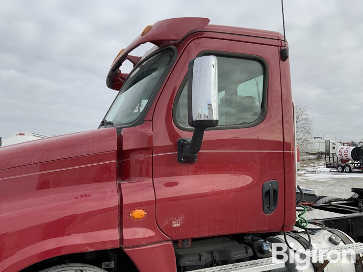 2015-freightliner-cascadia-125-image-15