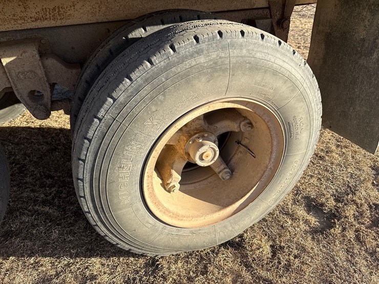 1974-ford-800-image-14