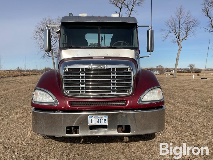 2007-freightliner-columbia-120-image-2