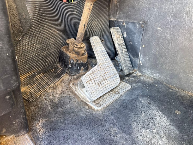 1992-white-gmc-haying-mantis-stacker-truck-image-15