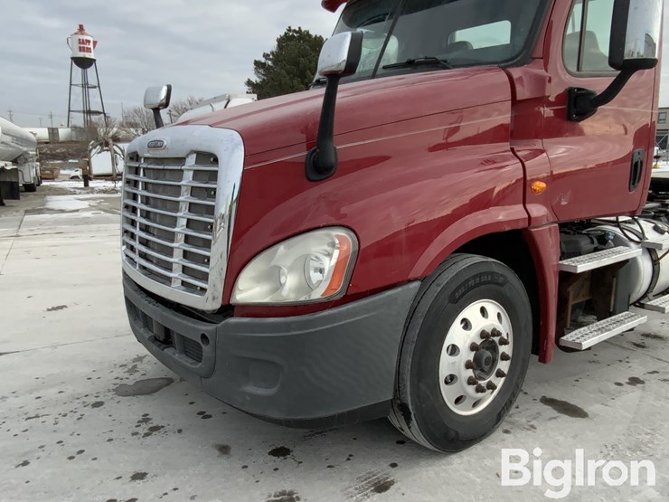2015-freightliner-cascadia-125-image-14